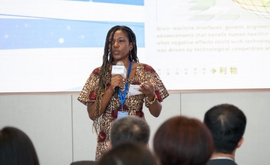 8月29日，在第二屆清華國(guó)際青年對(duì)話(huà)論壇活動(dòng)上，來(lái)自烏干達(dá)的媒體人詹尼弗·阿西姆韋分享中國(guó)之旅的感悟。新華社發(fā)（畢尚宏攝）