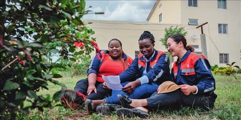 在肯尼亞內羅畢，非洲之星鐵路運營公司工電部電子設備檢修工區(qū)工長陳玲（右）在休息時教學員唱中文歌曲（2023 年 5 月 23 日攝） 王冠森攝 / 本刊
