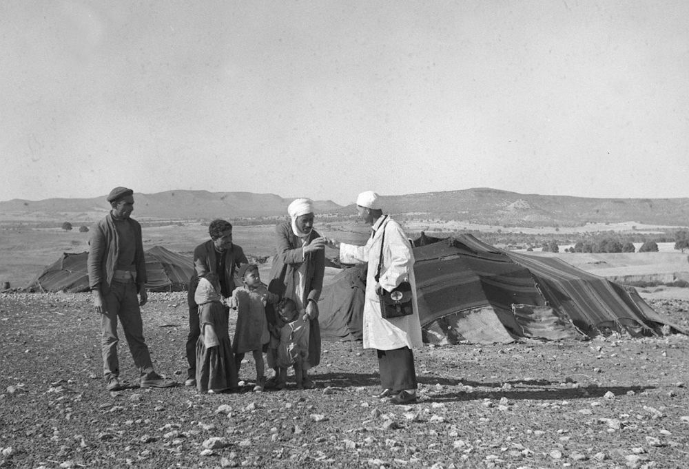 1965年，一名中國援阿爾及利亞醫(yī)療隊醫(yī)生（右一）在阿爾及利亞賽伊達省為牧民診治。