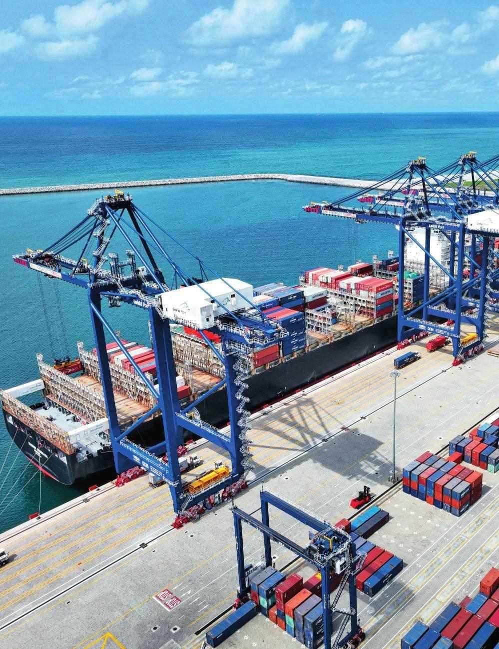 由中國港灣工程有限責任公司承建的尼日利亞萊基深水港位于中尼合作建設的拉各斯萊基自貿區(qū)內，是尼日利亞首個現代化深水港和最大港口。圖為一艘貨輪在尼日利亞拉各斯萊基深水港裝卸集裝箱（2024 年 3 月 11 日攝）萊基港公司供圖