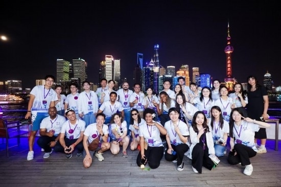 8月21日，中外青年在上海參觀時(shí)合影留念。新華社發(fā)（清華大學(xué)供圖）