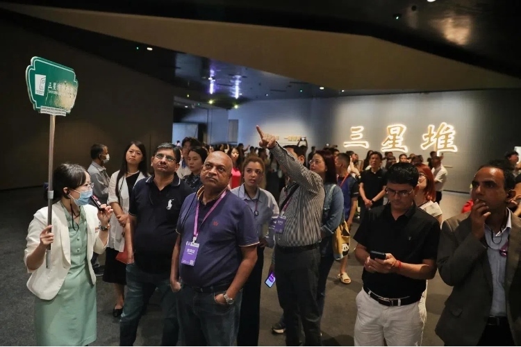 8月31日，亞洲媒體考察團參訪三星堆博物館?！吨袊?jīng)濟周刊》記者肖翊攝