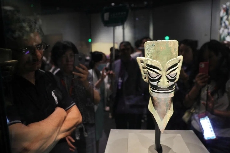 8月31日，亞洲媒體考察團參訪三星堆博物館?！吨袊?jīng)濟周刊》記者肖翊攝