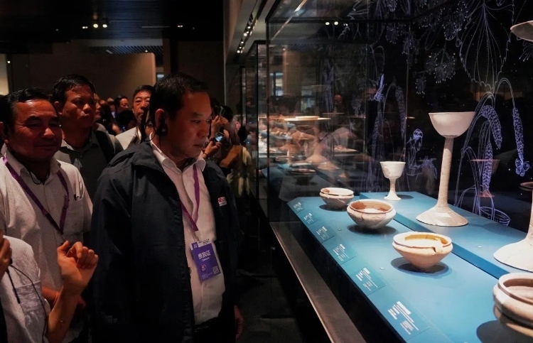 8月31日，亞洲媒體考察團參訪三星堆博物館。左一為老撾博利坎賽省新聞文化旅游廳廳長頌通·威本康?！度嗣袢請蠛Ｍ獍妗酚浾邌逃顢z