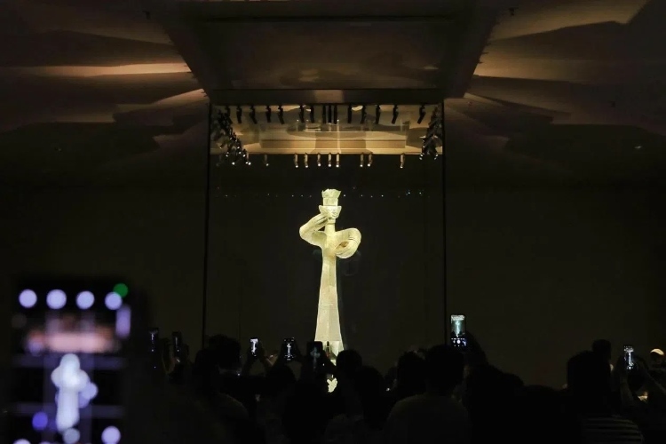 8月31日，亞洲媒體考察團參訪三星堆博物館?！吨袊?jīng)濟周刊》記者肖翊攝