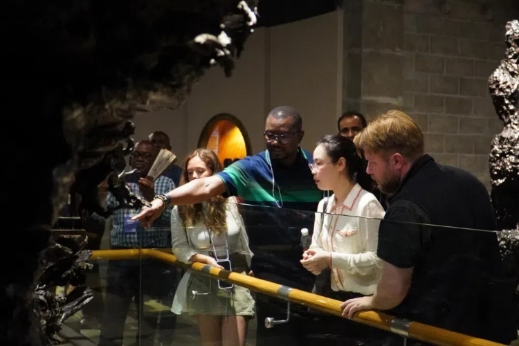 2024“一帶一路”媒體合作論壇聯(lián)合采訪調(diào)研行成員在樂山烏木文化博覽苑調(diào)研采訪。人民網(wǎng)記者 趙祖樂攝