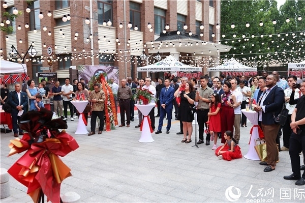 特立尼達和多巴哥駐華使館在其館內慶祝特多獨立62周年。人民網(wǎng)記者 趙益普攝