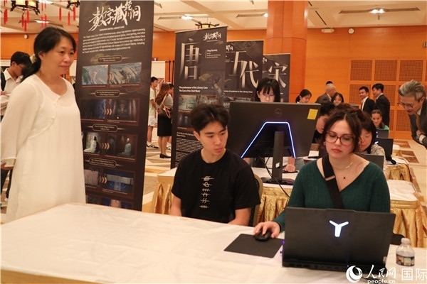 在活動現(xiàn)場，當?shù)孛癖婓w驗“數(shù)字藏經(jīng)洞”云游戲，沉浸式體驗敦煌文化。 人民網(wǎng)記者 李志偉攝