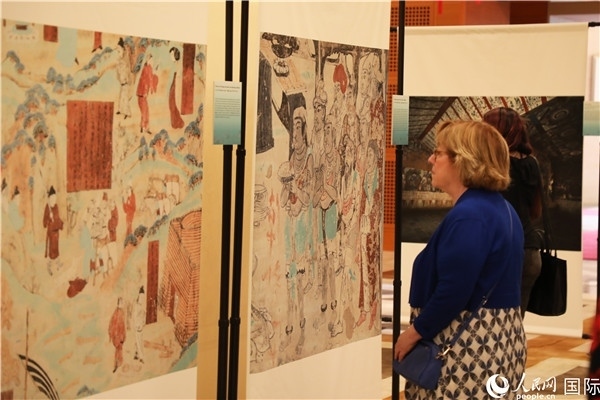 來賓在參觀敦煌高清攝影和壁畫高保真復制品。 人民網(wǎng)記者 李志偉攝