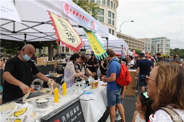 3、活動(dòng)現(xiàn)場(chǎng)設(shè)置了眾多展臺(tái)。 人民網(wǎng)記者 李志偉攝