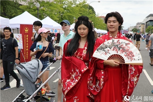 5、當(dāng)?shù)厝A僑華人身穿漢服參加文化節(jié)。 人民網(wǎng)記者 李志偉攝