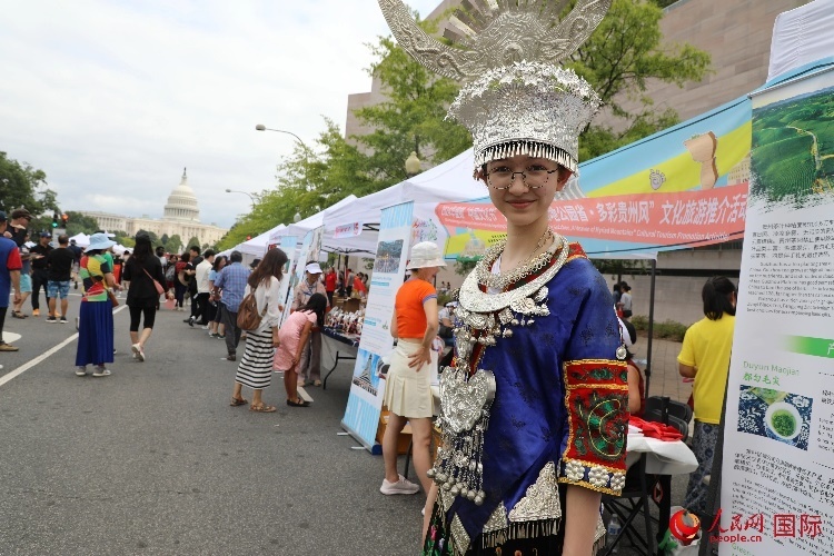 在第22屆美國華盛頓“中國文化節(jié)”上，一名當(dāng)?shù)孛癖娚泶┲袊贁?shù)民族服飾。人民網(wǎng)記者 李志偉攝