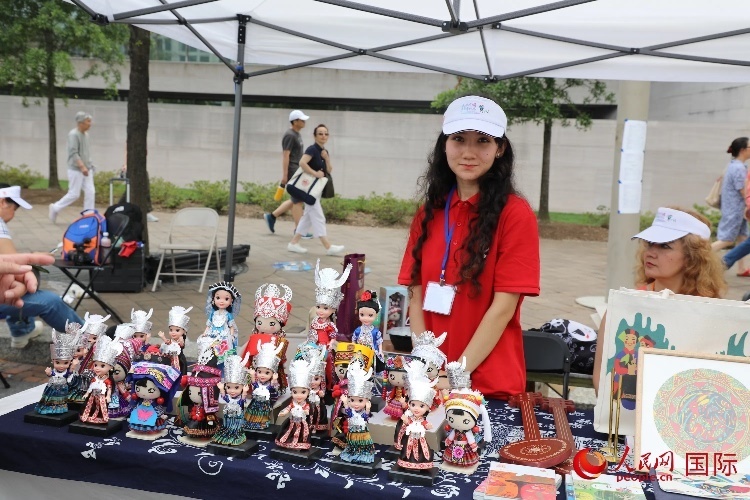 在今年活動上，貴州代表團(tuán)設(shè)立的貴州非遺文化、“村BA”文創(chuàng)、貴州茶文化等展區(qū)。人民網(wǎng)記者 李志偉攝