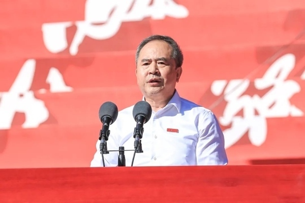 中國(guó)科學(xué)院院士、大連理工大學(xué)校長(zhǎng)賈振元在2024級(jí)新生開學(xué)典禮上致辭。校方供圖