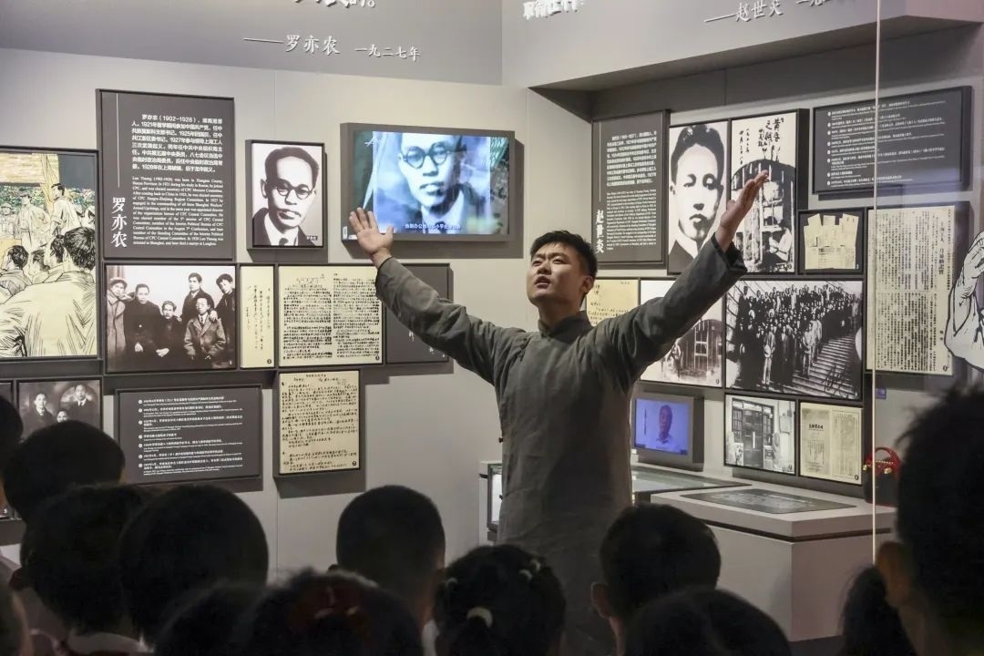 勞模身穿長袍再現(xiàn)烈士事跡。徐匯區(qū)總工會(huì)供圖