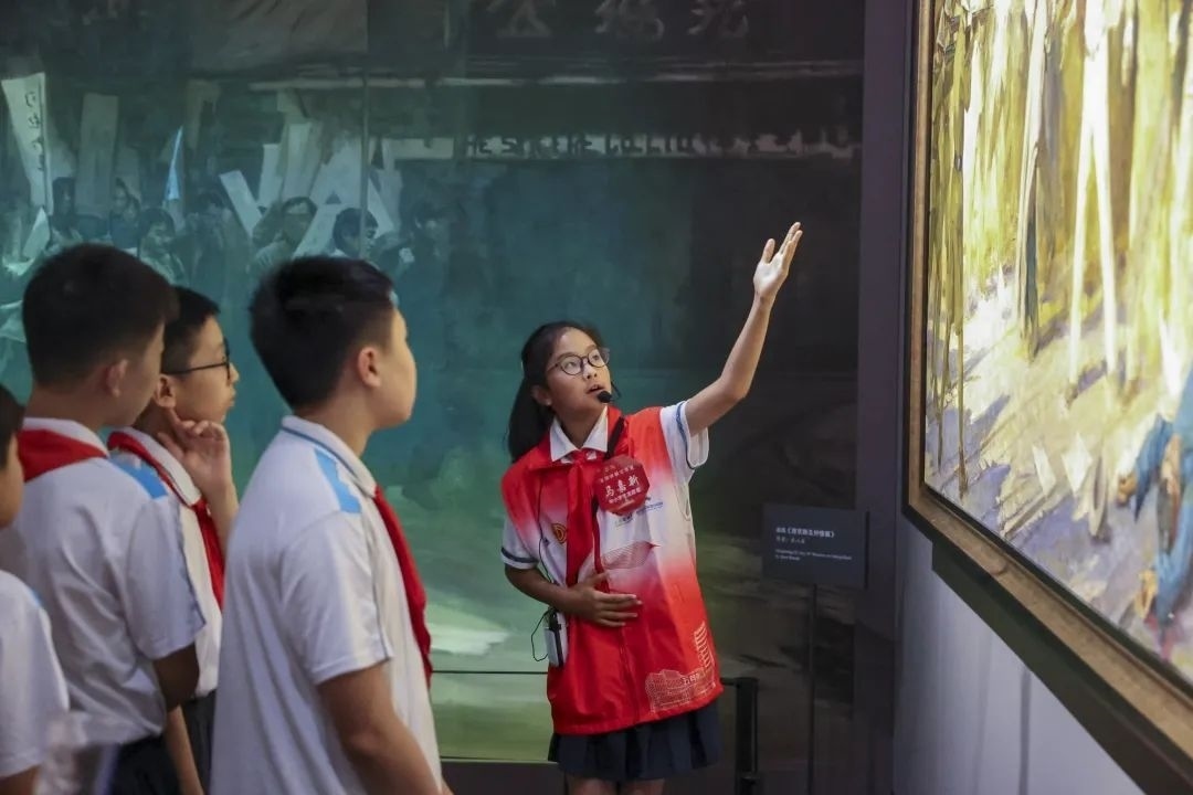 同學(xué)們觀賞不同革命場景及烈士形象的藝術(shù)作品。徐匯區(qū)總工會(huì)供圖