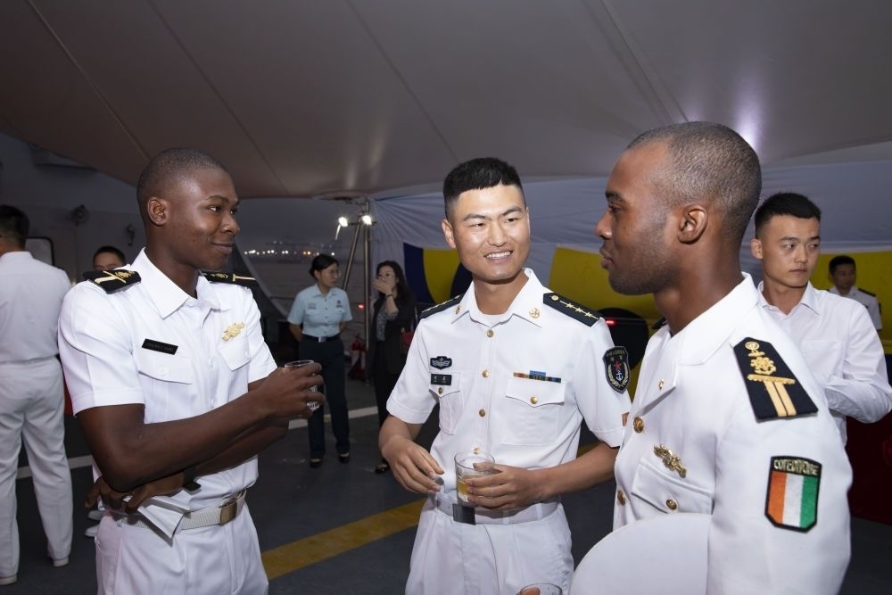 2023年6月25日，中國(guó)和科特迪瓦雙方官兵在南寧艦舉辦的甲板招待會(huì)上交流。中國(guó)海軍第43批護(hù)航編隊(duì)22日抵達(dá)科特迪瓦經(jīng)濟(jì)首都阿比讓，開始對(duì)科特迪瓦為期4天的友好訪問(wèn)。