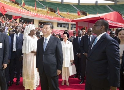 2018年7月22日，國家主席習近平在達喀爾同時任塞內(nèi)加爾總統(tǒng)薩勒共同出席塞內(nèi)加爾競技摔跤場項目移交儀式。新華社記者 王曄 攝