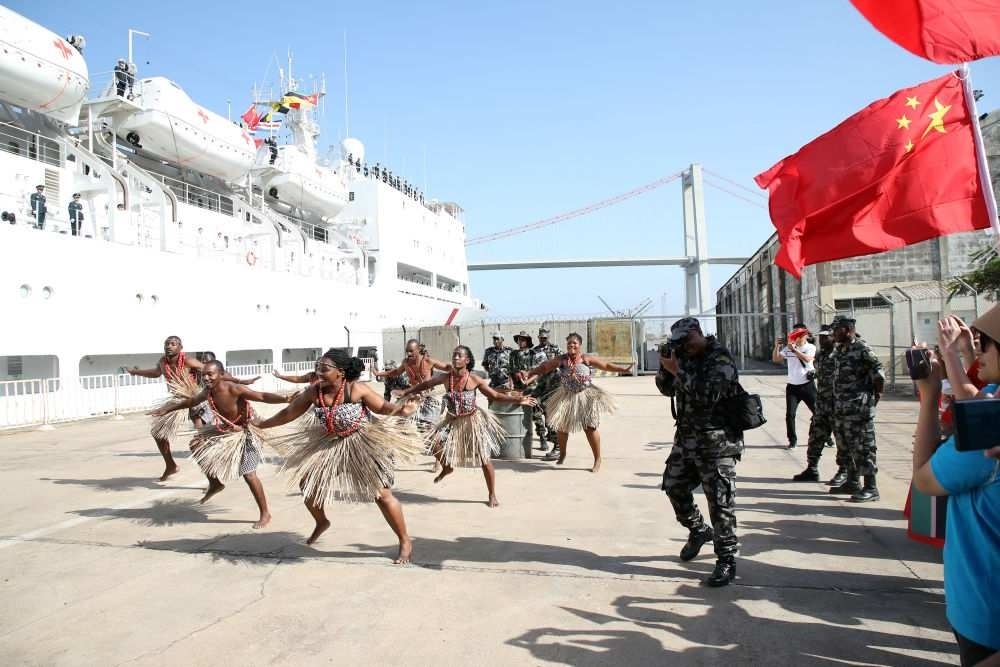 2024年8月16日，在莫桑比克馬普托港，當(dāng)?shù)匮輪T表演舞蹈，歡送中國(guó)海軍“和平方舟”號(hào)醫(yī)院船。