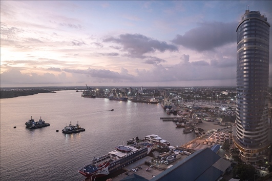 這是2023年12月29日拍攝的日出時分的坦桑尼亞達累斯薩拉姆港。新華社記者 王冠森 攝