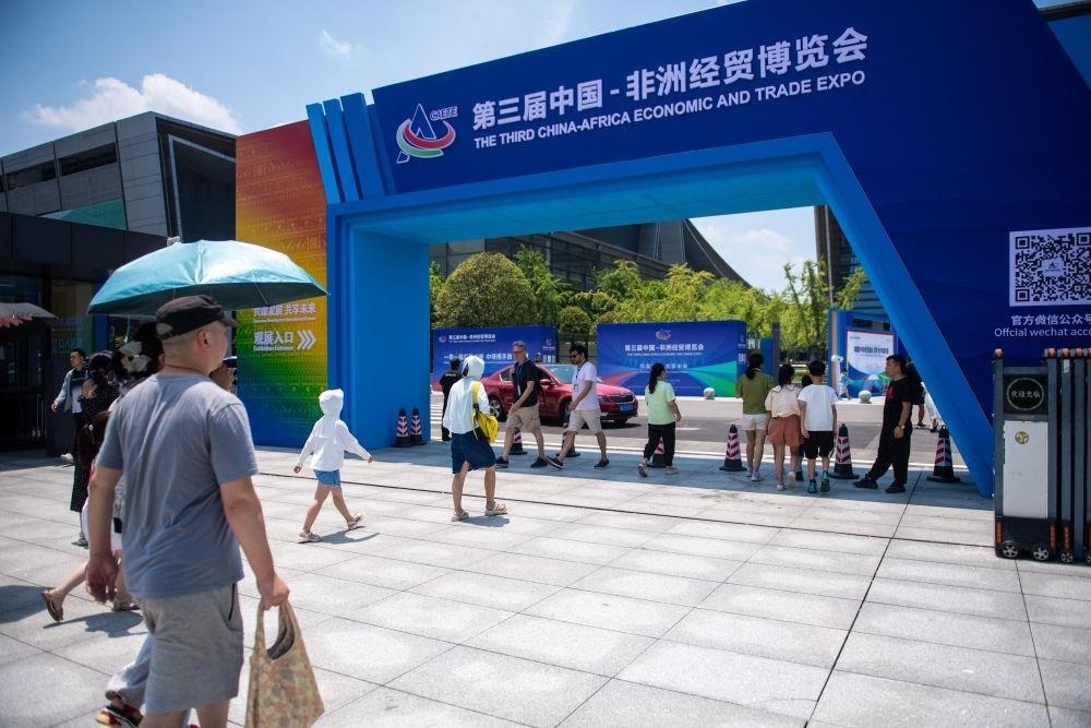 △2023年7月，在湖南長(zhǎng)沙國(guó)際會(huì)展中心，觀眾進(jìn)入中非經(jīng)貿(mào)博覽會(huì)展會(huì)現(xiàn)場(chǎng)。
