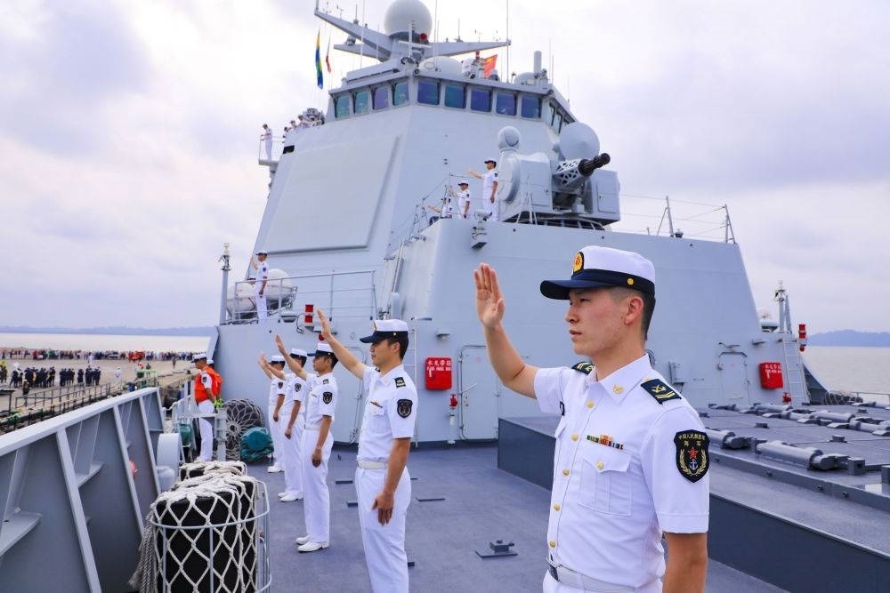 2023年7月8日，中國(guó)海軍第43批護(hù)航編隊(duì)官兵向加蓬利伯維爾奧文多港碼頭的歡迎人群揮手致意。中國(guó)海軍第43批護(hù)航編隊(duì)抵達(dá)加蓬利伯維爾，開始對(duì)加蓬進(jìn)行為期4天的友好訪問(wèn)。