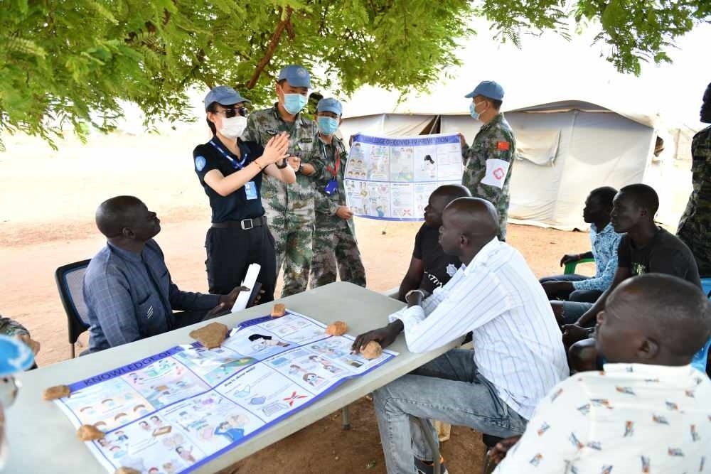 2020年3月，在南蘇丹首都朱巴，執(zhí)行聯(lián)合國(guó)維和任務(wù)的中國(guó)維和警察廖潔給當(dāng)?shù)鼐熘v解防疫知識(shí)。