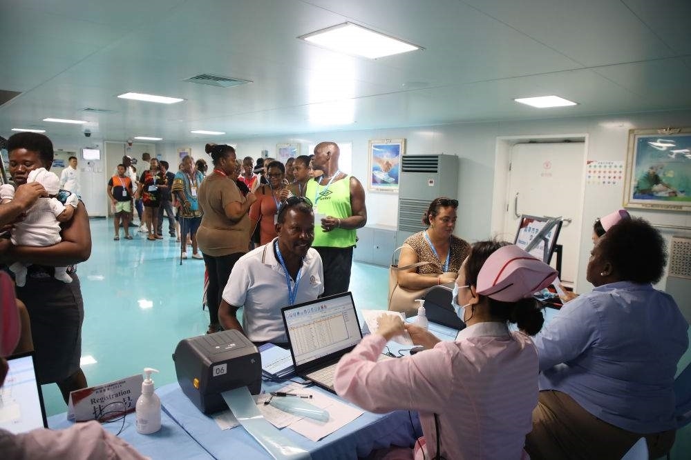 2024年7月8日，塞舌爾民眾在中國(guó)海軍“和平方舟”號(hào)醫(yī)院船上排隊(duì)就診。