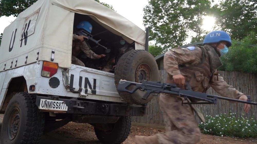 2022年7月27日，中國(guó)第八批赴南蘇丹（朱巴）維和步兵營(yíng)百人防暴隊(duì)抵達(dá)預(yù)定區(qū)域，進(jìn)行綜合防衛(wèi)演練。針對(duì)南蘇丹社會(huì)安全問(wèn)題及近期在剛果（金）東部地區(qū)發(fā)生的針對(duì)聯(lián)合國(guó)剛果（金）穩(wěn)定特派團(tuán)的抗議示威活動(dòng)，中國(guó)第八批赴南蘇丹（朱巴）維和步兵營(yíng)于日前組織UN HOUSE（聯(lián)合國(guó)之家）綜合防衛(wèi)演練，以應(yīng)對(duì)可能出現(xiàn)的難民涌入、營(yíng)門遇襲、暴恐威脅等突發(fā)情況。