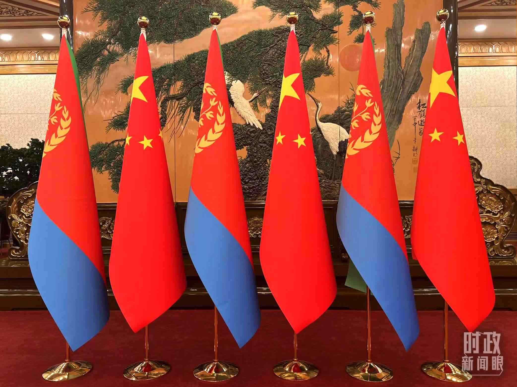 △會(huì)見(jiàn)現(xiàn)場(chǎng)擺放的中國(guó)和厄立特里亞兩國(guó)國(guó)旗。（總臺(tái)央視記者趙婷拍攝）