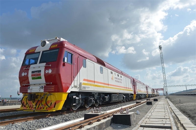 當?shù)貢r間2017年5月30日，肯尼亞蒙巴薩，連接肯尼亞港口城市蒙巴薩和首都內(nèi)羅畢的蒙內(nèi)鐵路正式竣工通車。