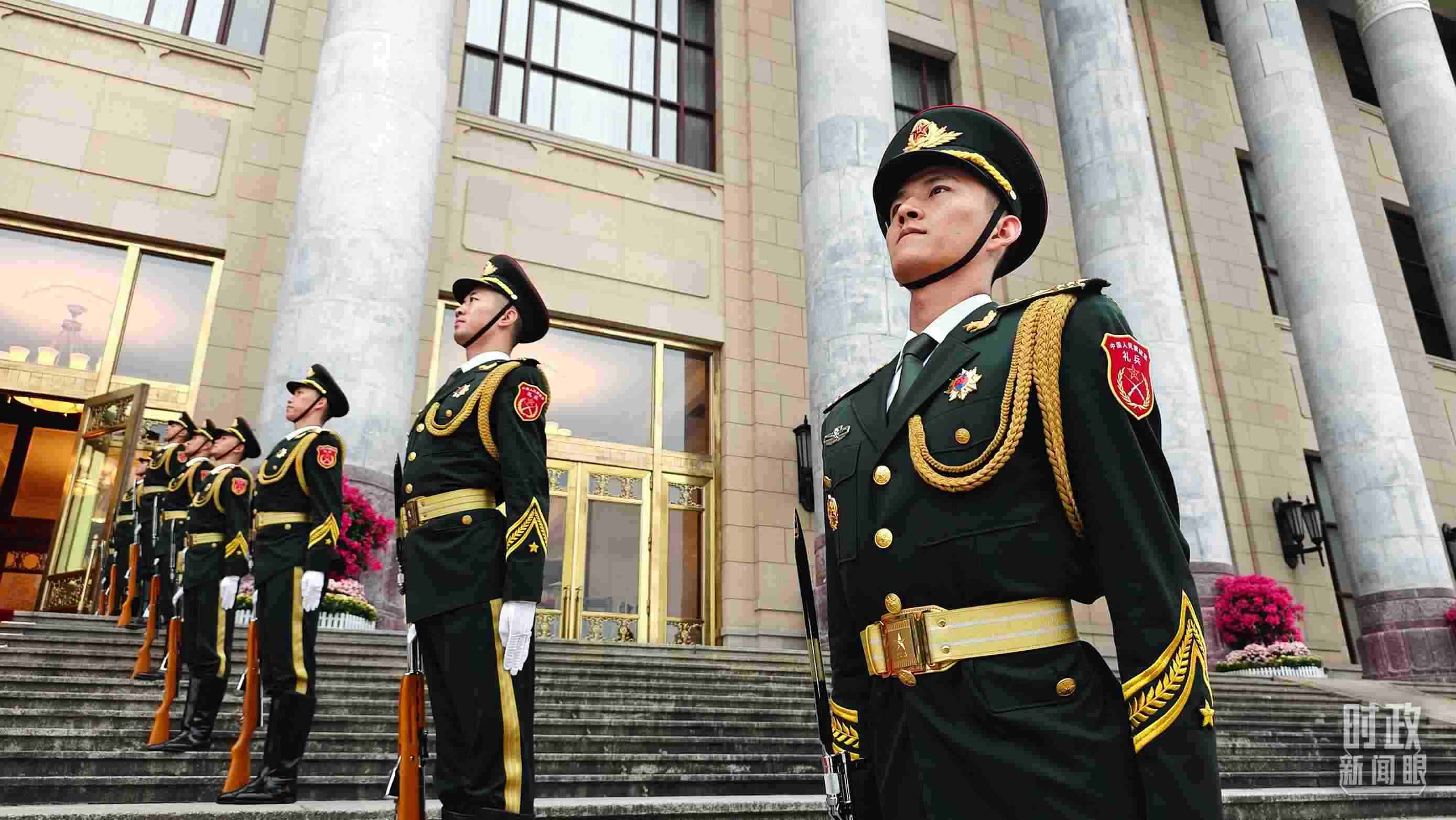  △人民大會堂外，禮兵列隊(duì)歡迎外國領(lǐng)導(dǎo)人。（總臺央視記者韓銳拍攝）