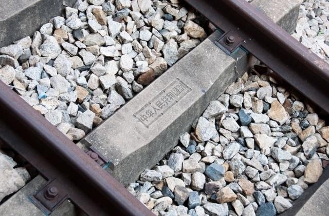 坦贊鐵路鋼筋混凝土軌枕上的“中華人民共和國制”字樣清晰可辨。