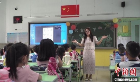 圖為衡水市新苑小學(xué)，老師正在給學(xué)生講開學(xué)第一課的內(nèi)容。王天祥 攝