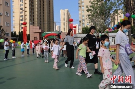 圖為衡水市新苑小學(xué)，小學(xué)一年級(jí)新生佩戴“夢(mèng)想徽章”后，步入校園 。王天祥 攝