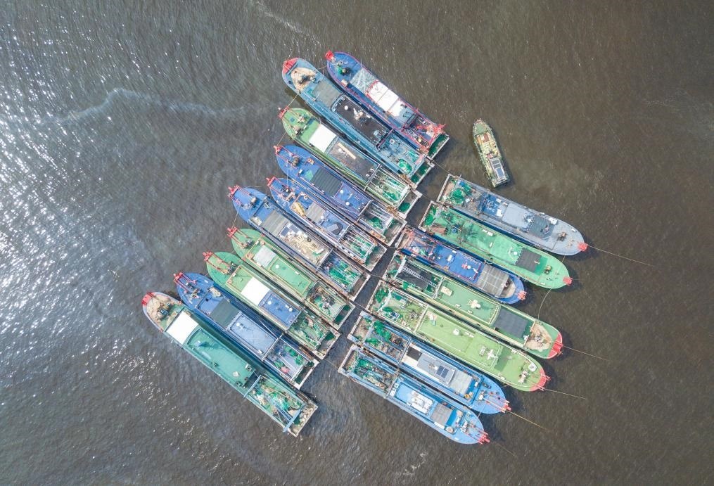 9月4日，船只在海南省?？谑行赂鄞a頭?？勘茱L(fēng)（無人機照片）。新華社記者 蒲曉旭 攝