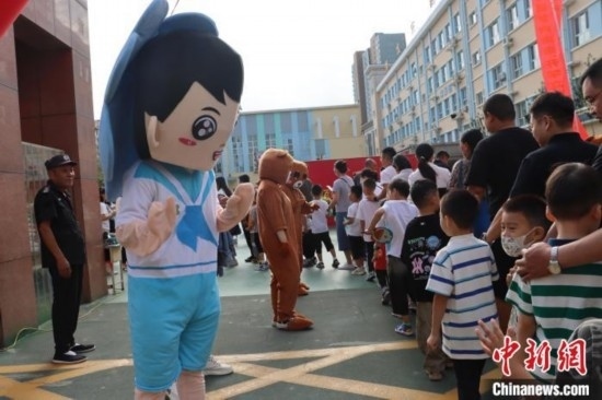 圖為衡水市新苑小學(xué)，老師穿上玩偶服裝歡迎新生入學(xué)。王天祥 攝