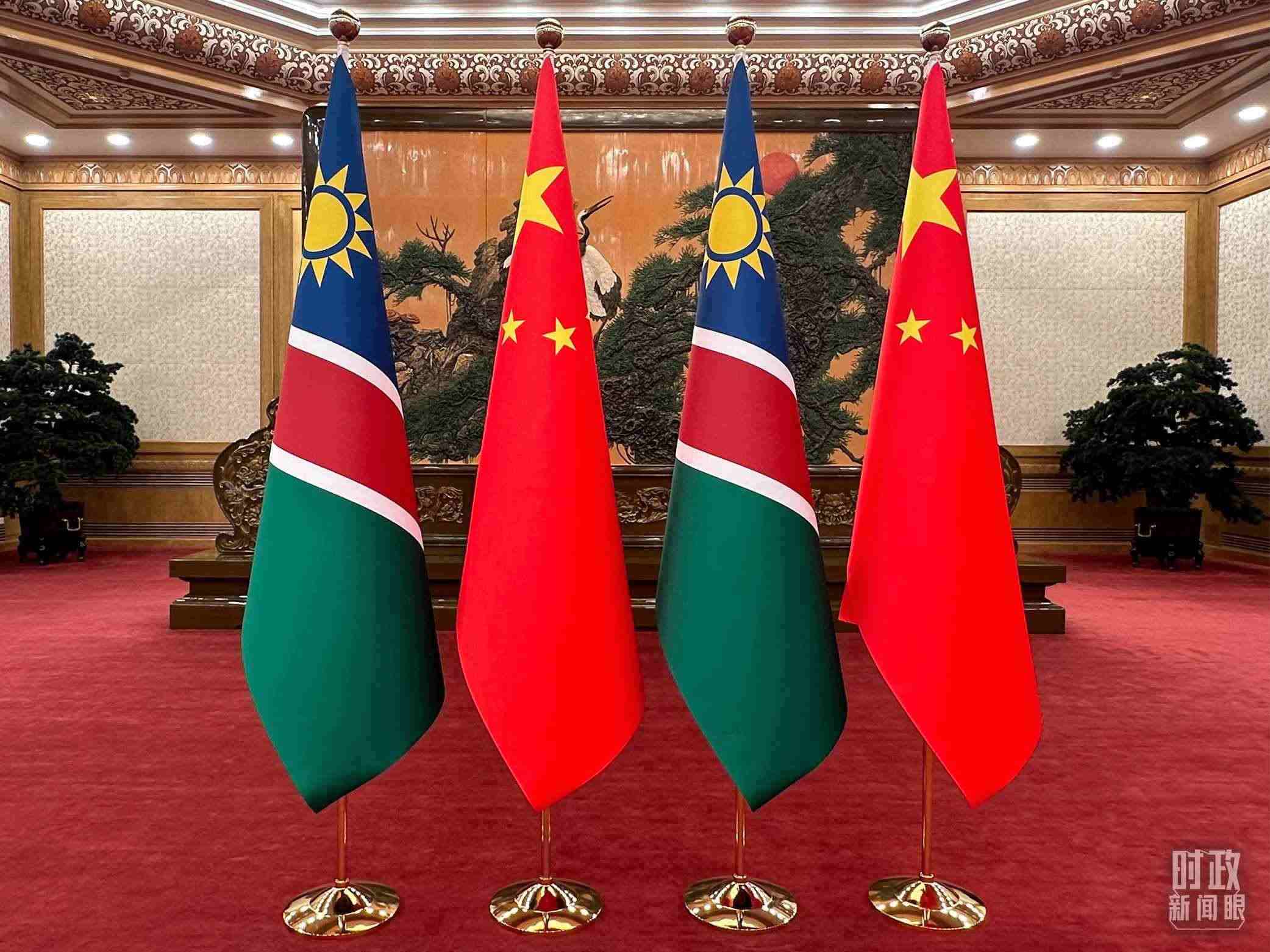  △雙邊會(huì)見現(xiàn)場的中國和納米比亞國旗。（總臺(tái)央視記者范一鳴拍攝）