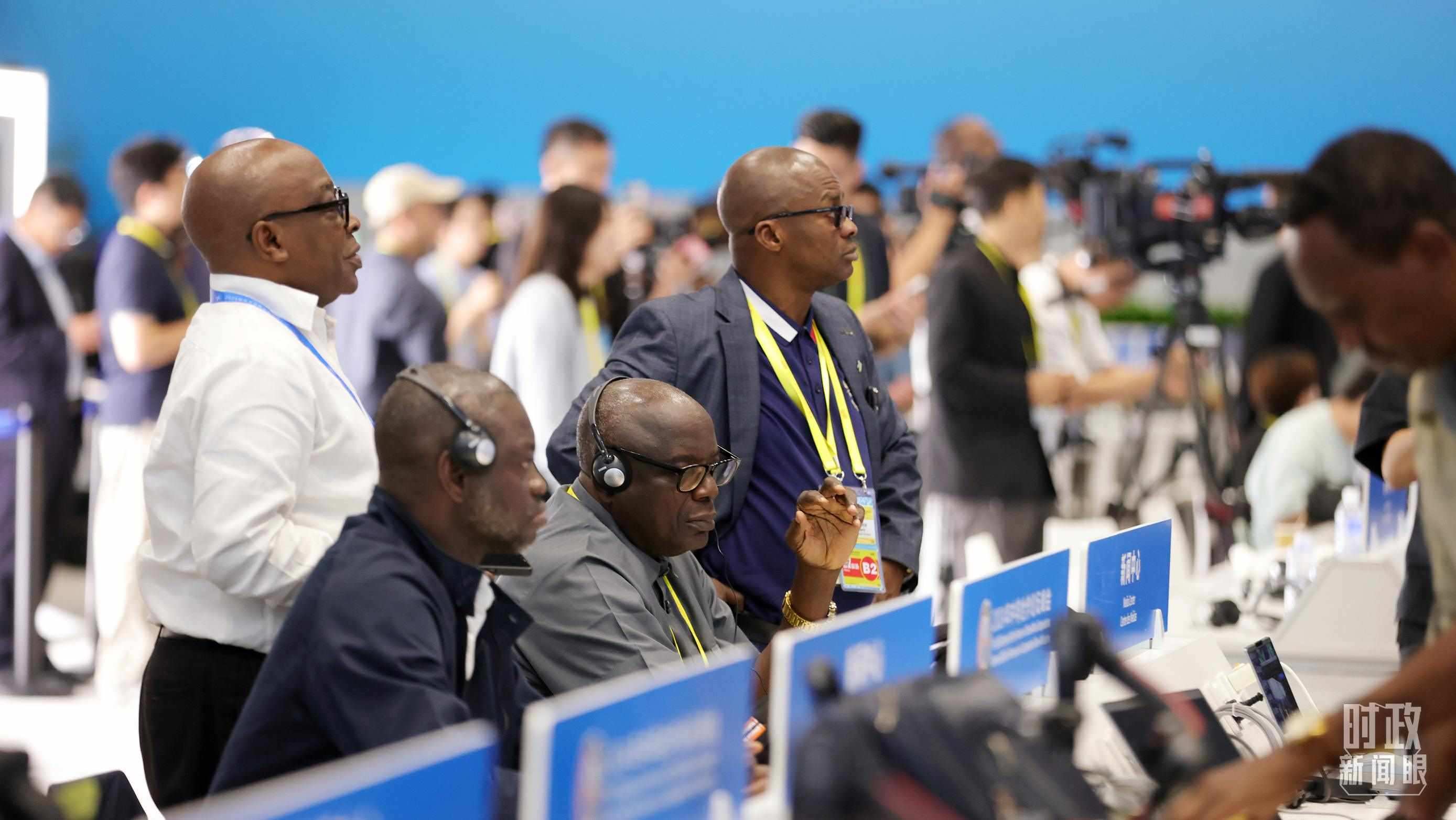  △媒體記者在人民大會(huì)堂和新聞中心參與峰會(huì)報(bào)道。（總臺(tái)央視記者范一鳴、魏幫軍拍攝）