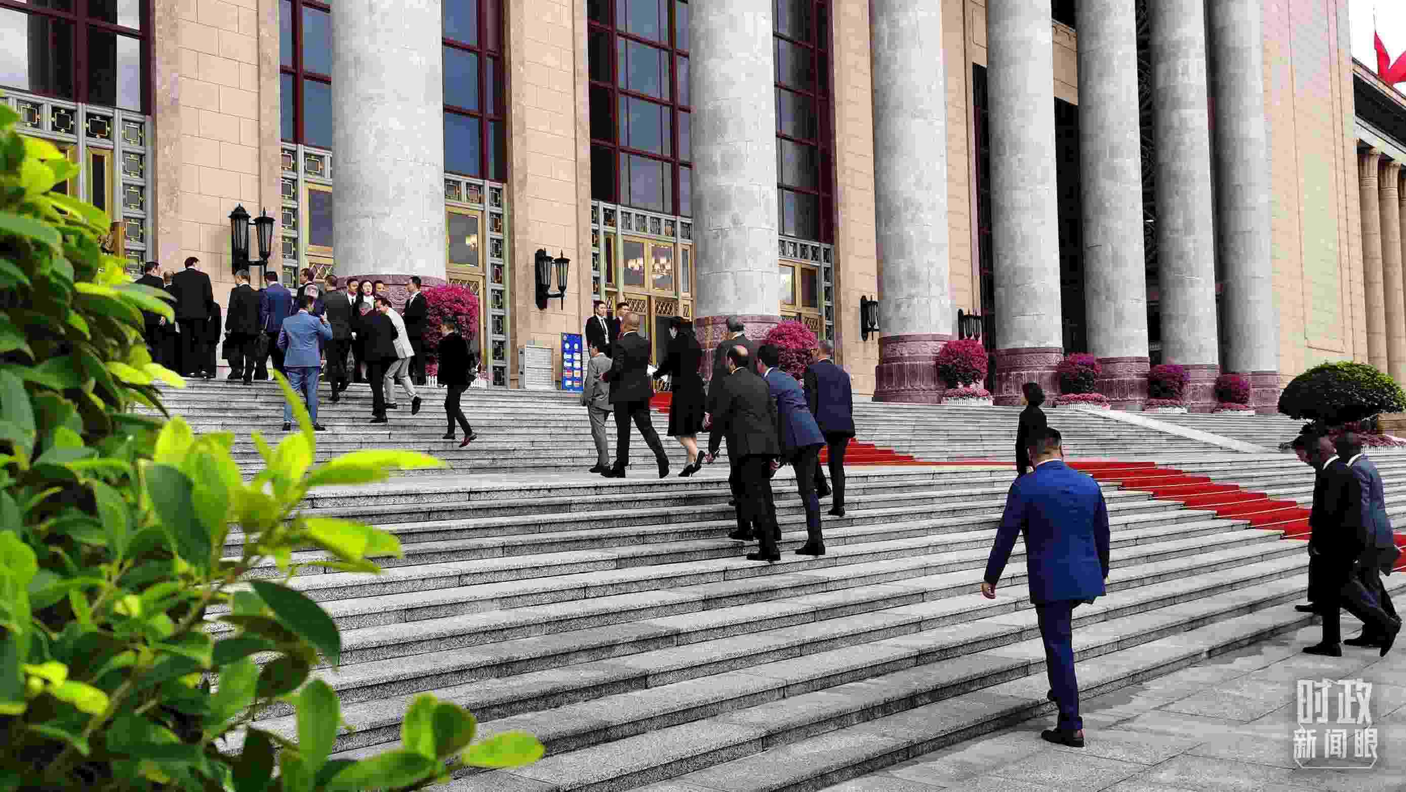  △與會(huì)者正在步入會(huì)場。（總臺(tái)央視記者郭鴻拍攝）