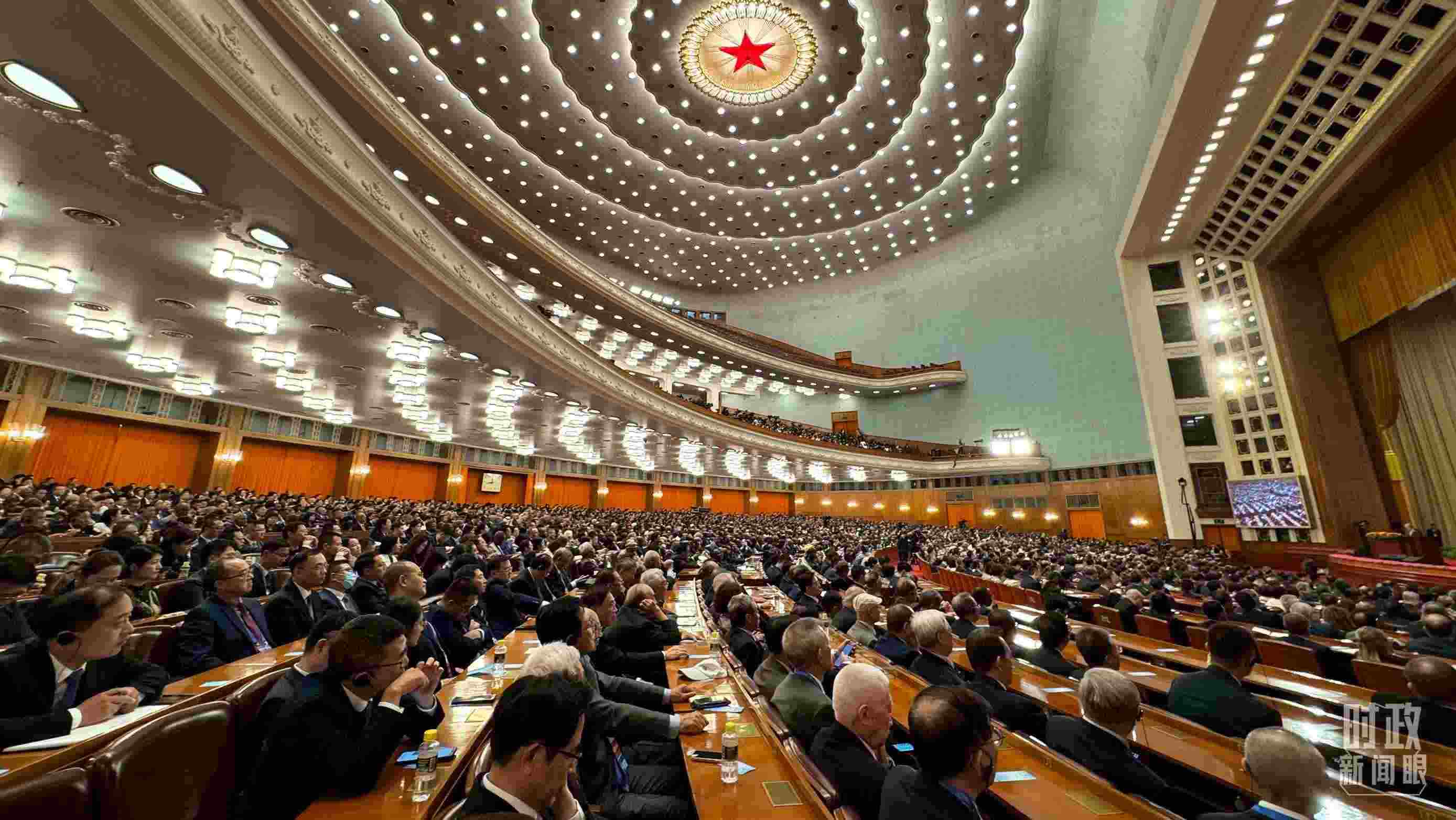  △中非合作論壇非方成員國國家元首、政府首腦、代表團(tuán)團(tuán)長及國際和地區(qū)組織負(fù)責(zé)人等中外各界人士3200余人出席開幕式。（總臺(tái)央視記者蔣碩拍攝）