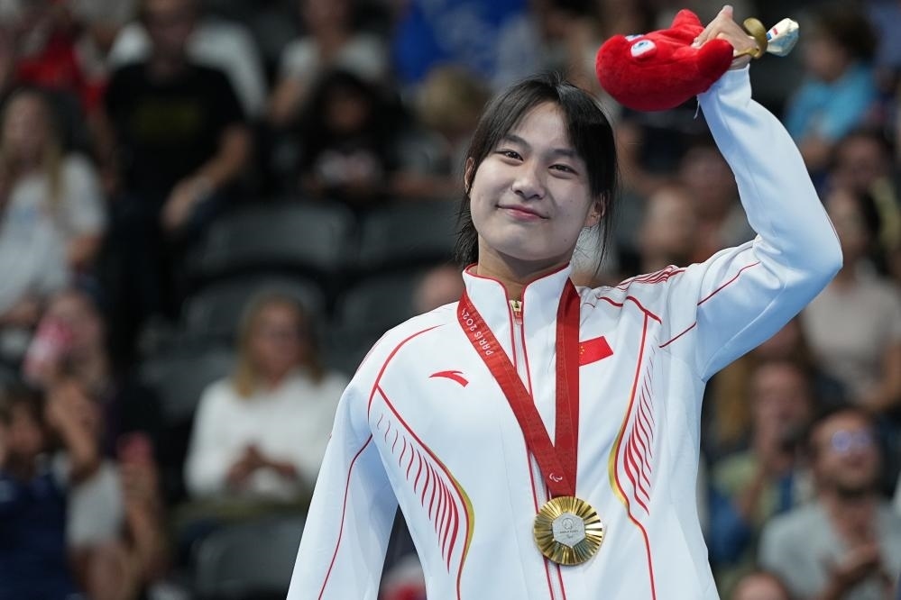 9月4日，蔣裕燕在巴黎殘奧會游泳女子100米自由泳S7級頒獎儀式上。新華社記者 熊琦 攝