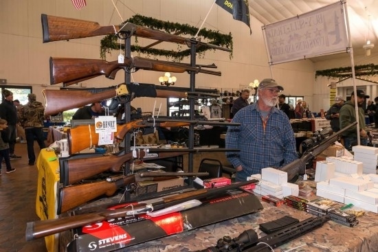 這是2022年1月22日在美國達(dá)拉斯槍展上拍攝的槍支。新華社發(fā)（李琳攝）