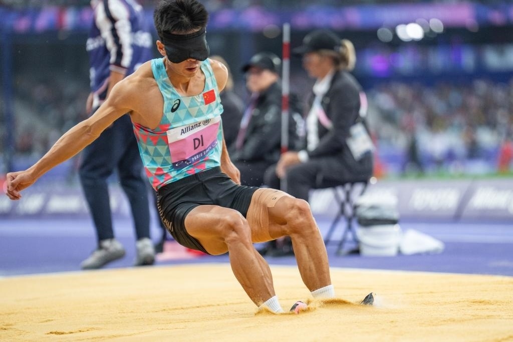 8月30日，邸東東在巴黎殘奧會田徑男子跳遠(yuǎn)T11級決賽中試跳。新華社記者 黃偉 攝