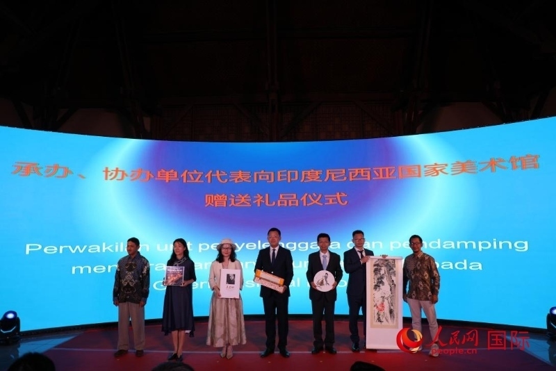 在展覽開幕式現(xiàn)場，本次展覽的承辦、協(xié)辦單位代表向印尼國家美術(shù)館贈送禮品。人民網(wǎng)記者 曹師韻攝