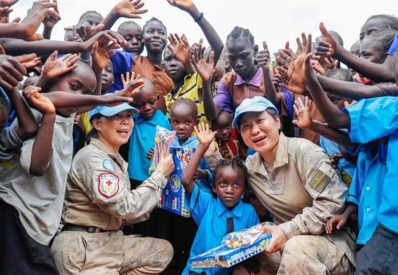 學生對中國官兵援助表達感謝。王皓宇攝