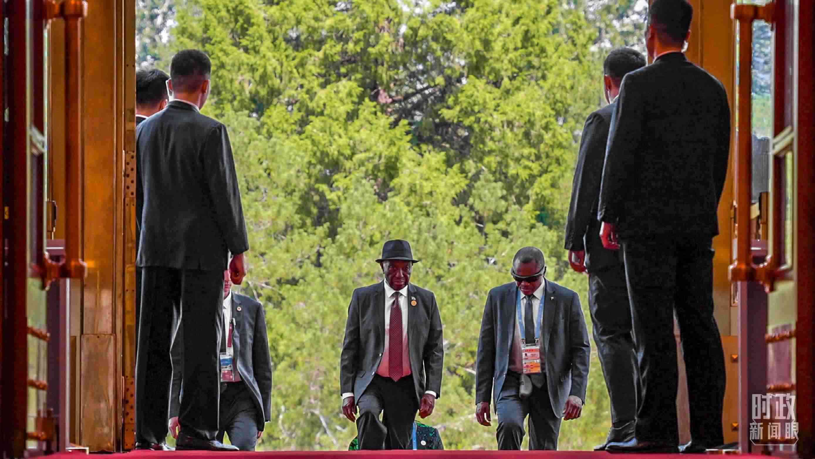 利比里亞總統(tǒng)博阿凱步入人民大會(huì)堂。（總臺(tái)央視記者蔣碩拍攝）