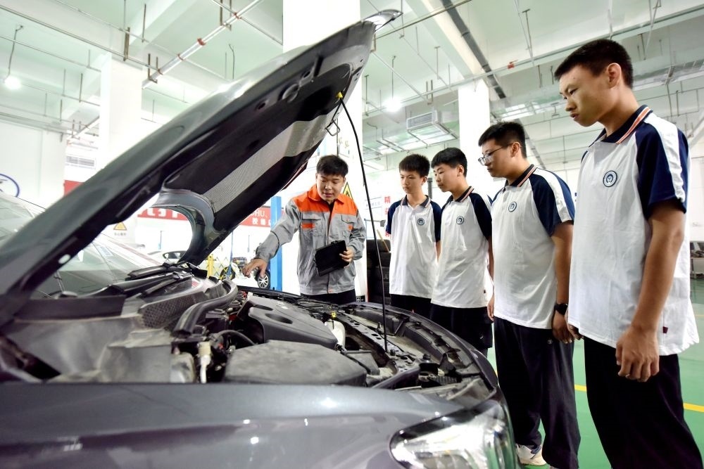 2024年6月7日，河北省邢臺(tái)市威縣職業(yè)技術(shù)教育中心教師在指導(dǎo)學(xué)生學(xué)習(xí)汽車維修技術(shù)。新華社記者 王曉 攝