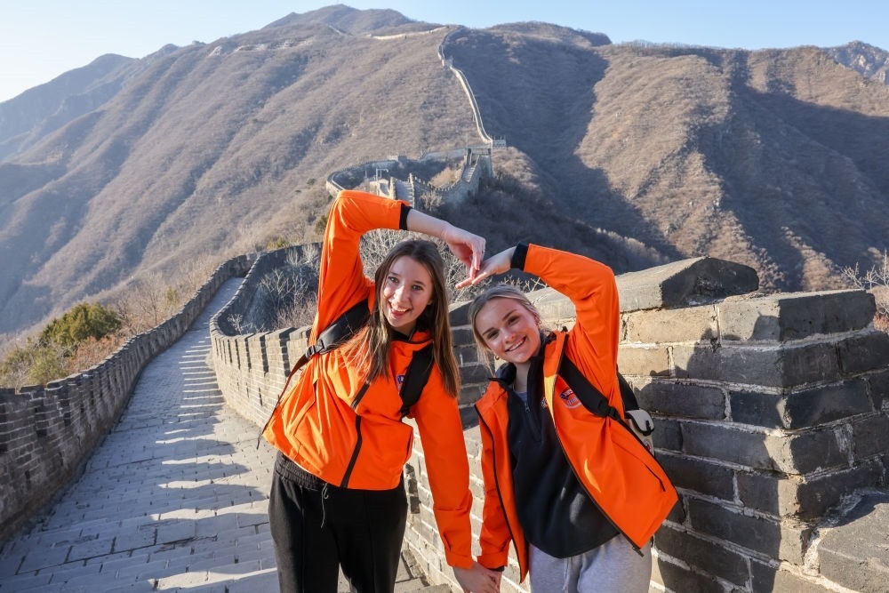 2024年3月20日，美國(guó)華盛頓州中學(xué)生代表團(tuán)的成員在北京慕田峪長(zhǎng)城留影。新華社記者 殷剛 攝