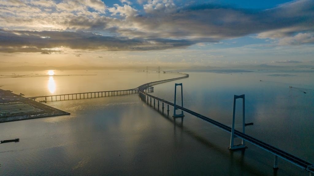 6月27日，沐浴在晨曦中的深中通道（無(wú)人機(jī)照片）。新華社記者毛思倩 攝